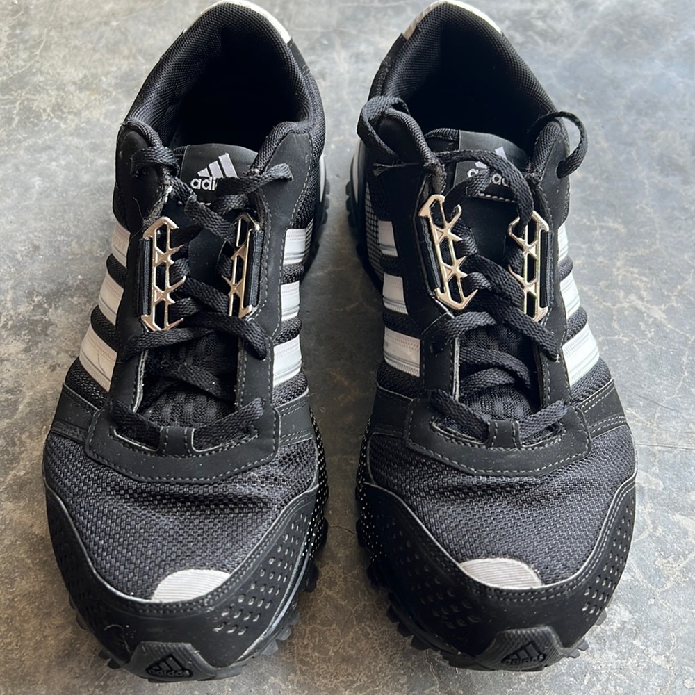 Men’s 8.  Adidas sneaks in great condition!!